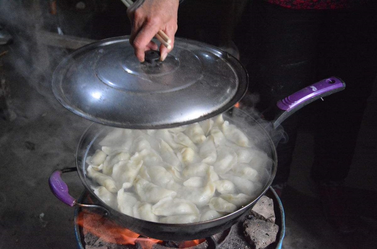 餐馆厨师煮饺子连袋下锅餐馆厨师煮饺子连袋下锅，背后的故事与独特之处