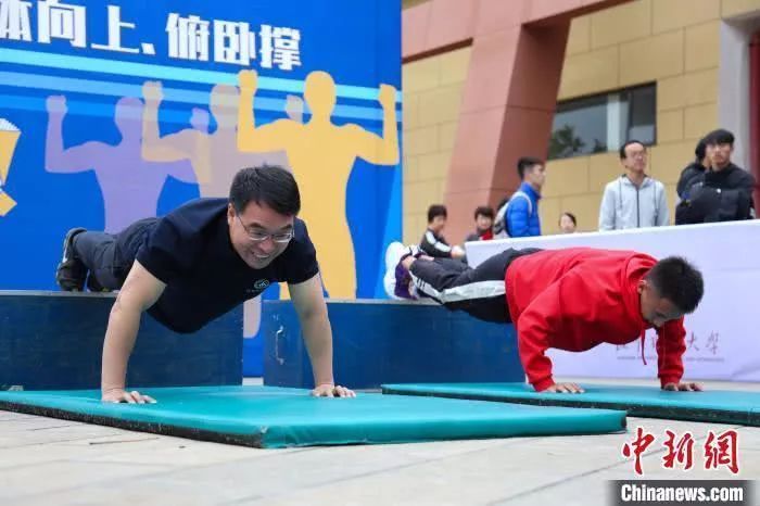 深圳一校长升旗仪式上连做71个俯卧撑深圳一校长升旗仪式上的惊人壮举，连做71个俯卧撑