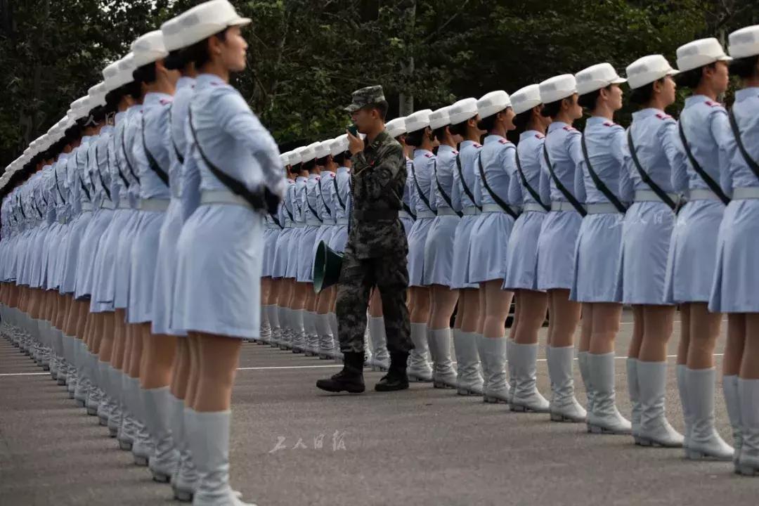 女民兵方队踏正步亮相女民兵方队踏正步亮相，新时代国防力量的独特风采