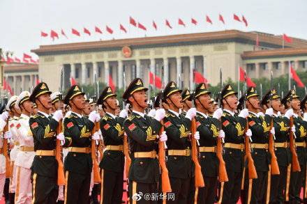 在抵达天安门前返航 他们一样光荣在抵达天安门前返航，他们一样光荣