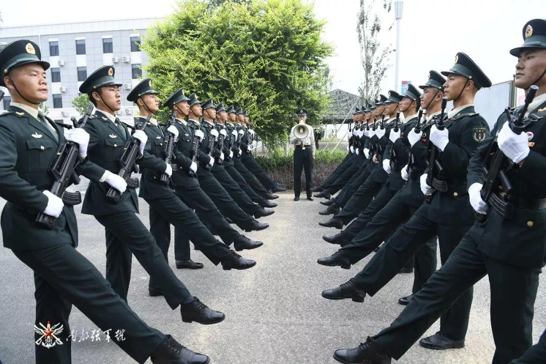 河南女学子参加阅兵后光荣归校河南女学子参加阅兵后荣耀归校，奋斗的青春与国家荣耀的交汇